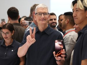 Week in Overview: Apple won’t lift prices — yet