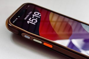 Torras Ostand OAir iPhone Case analysis: Strategy for the colour, defend for the buttons