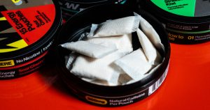 A unsuitable between a nicotine pouch and an vitality drink: What to clutch about caffeine pouches