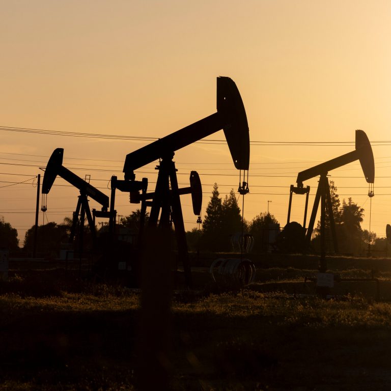 Exxon’s and Chevron’s Earnings Fall as Oil Costs Close Low