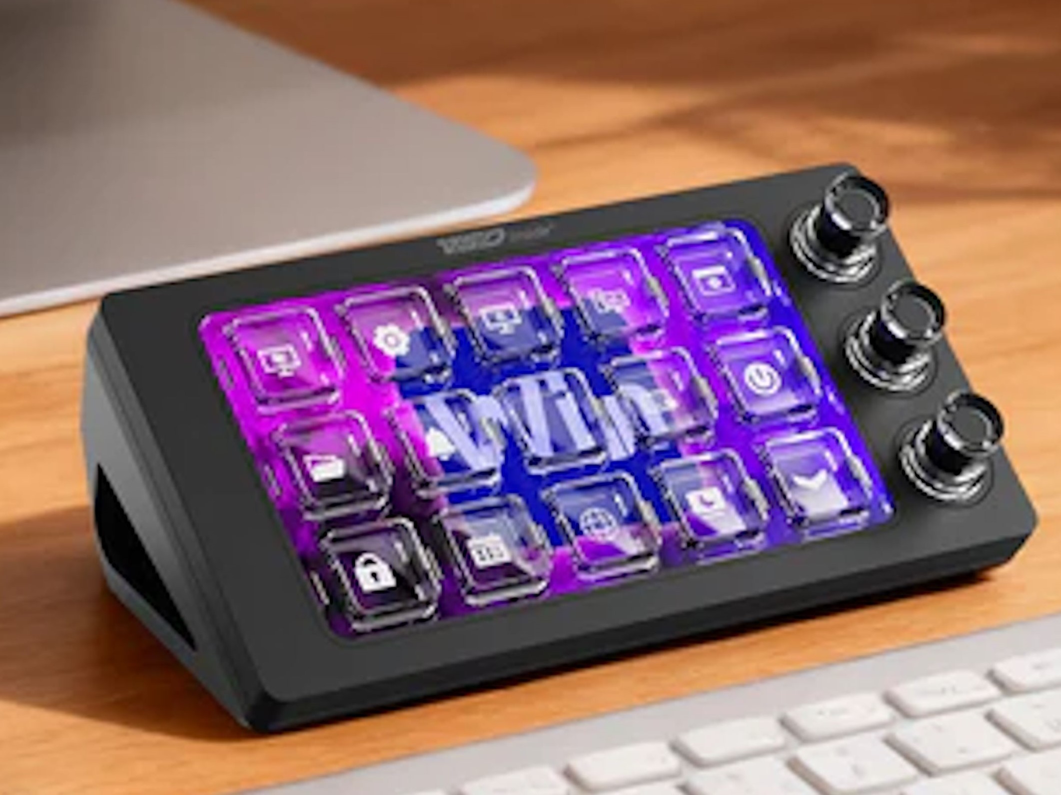 VSD MagTran M3: An arresting, customizable keyboard with on-camouflage buttons and rotary controls