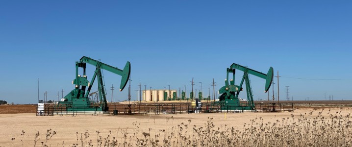 Oil and Gasoline Rig Count Ticks Up within the U.S. As Manufacturing Hits New High