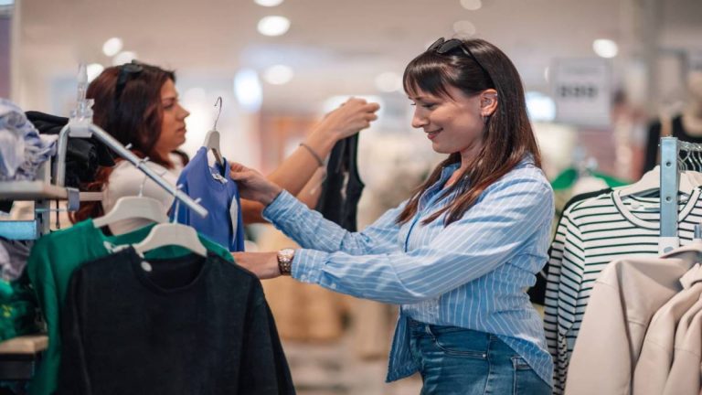 Major division store chain closes warehouses, 1,000 lose jobs